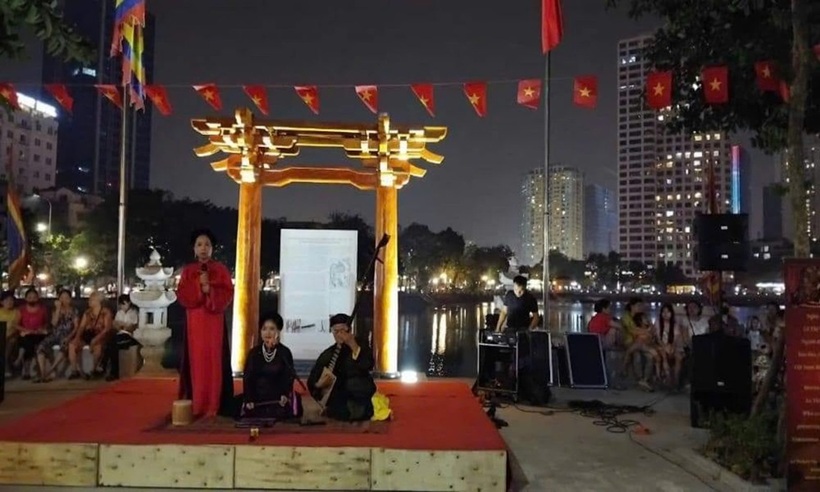 Tiết mục biểu diễn nghệ thuật được trình diễn tại Khu phố kinh doanh dịch vụ - đi bộ khu vực hồ Ngọc Khánh.