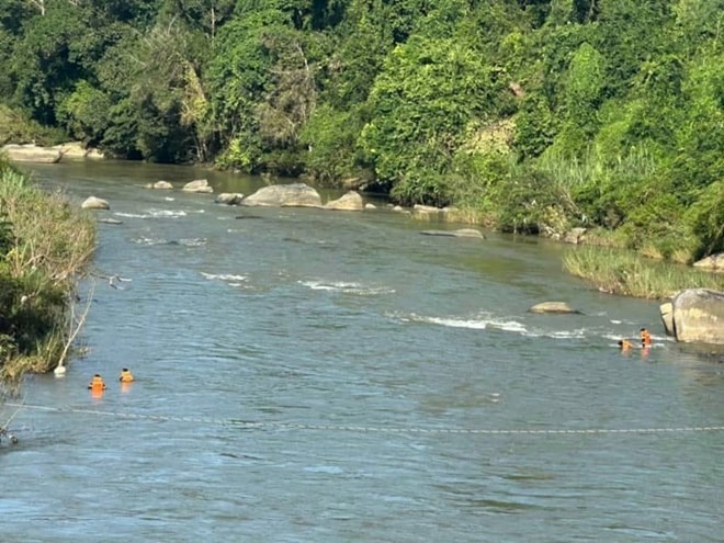 Hiện trường nơi phát hiện thi thể nạn nhân bị nước sông Đạ Huoai cuốn trôi. Ảnh: Lâm Đồng