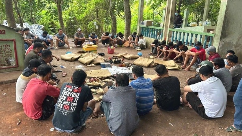 Nhóm người tụ tập đánh bạc bị bắt quả tang. Ảnh: Pháp luật TP.HCM