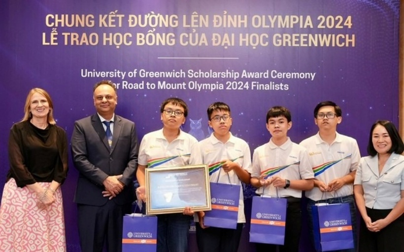 Cả 4 thí sinh Chung kết Đường lên đỉnh Olympia nhận được 4 suất học bổng 100% học phí để theo học các chương trình cử nhân của Đại học Greenwich tại Greenwich Việt Nam. Ảnh: Báo Tiền phong.