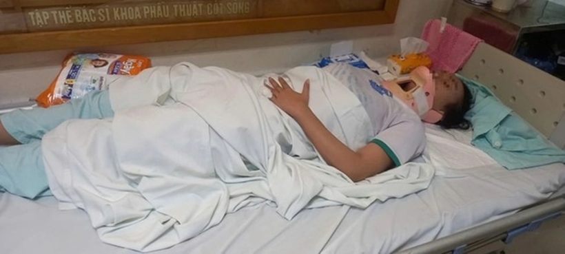 Nữ sinh lớp 11 bị đánh gãy đốt sống cổ đang được điều trị tại bệnh viện. Ảnh: Tiền Phong