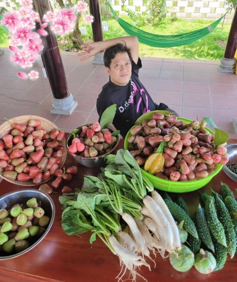 Dù giàu có song nam nghệ sĩ và vợ sống rất kín tiếng. Ngoài công việc, anh hạn chế chia sẻ thông tin về đời tư hay khoảnh khắc thường nhật lên trang cá nhân. Trường Giang từng tâm sự anh muốn dành một góc riêng cho gia đình vợ con và mong khán giả thông cảm vì điều này.