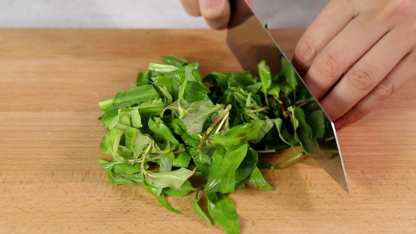 Để bảo toàn giá trị dinh dưỡng và đảm bảo rau luôn tươi ngon, không nên cắt nhỏ rau trước khi rửa là lựa chọn tốt nhất.