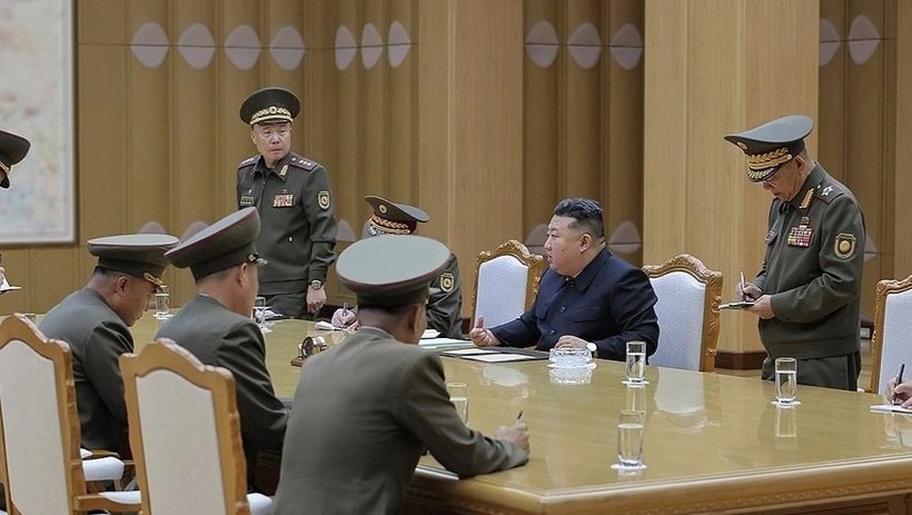 Chủ tịch Triều Tiên Kim Jong-un họp với lãnh đạo quân đội, tình báo cấp cao hôm 14/10. Ảnh: Yonhap