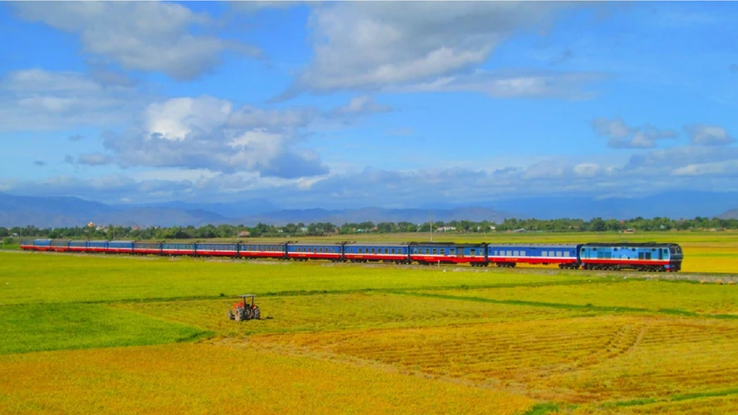 Tuyến đường sắt Lào Cai - Hà Nội - Hải Phòng - Quảng Ninh được đầu tư sẽ thúc đẩy năng lực vận tải. Ảnh: Vietnamplus