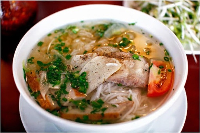 Bánh canh Nha Trang là một món ăn dân dã, bình dị nhưng lại có sức hút khó cưỡng đối với cả người dân địa phương lẫn du khách.