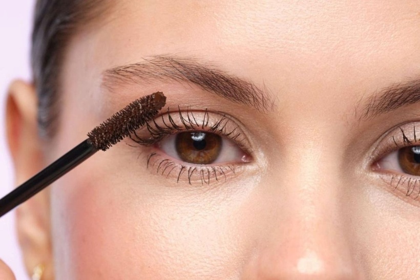 Một trong những sản phẩm không cần thiết phải đầu tư quá nhiều tiền chính là mascara.