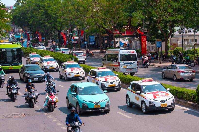 Từ nay, khách hàng của bốn hãng taxi Thanh Nga, Bắc Á, Quê Lụa và Long Biên có thể đặt xe điện ngay trên ứng dụng Xanh SM