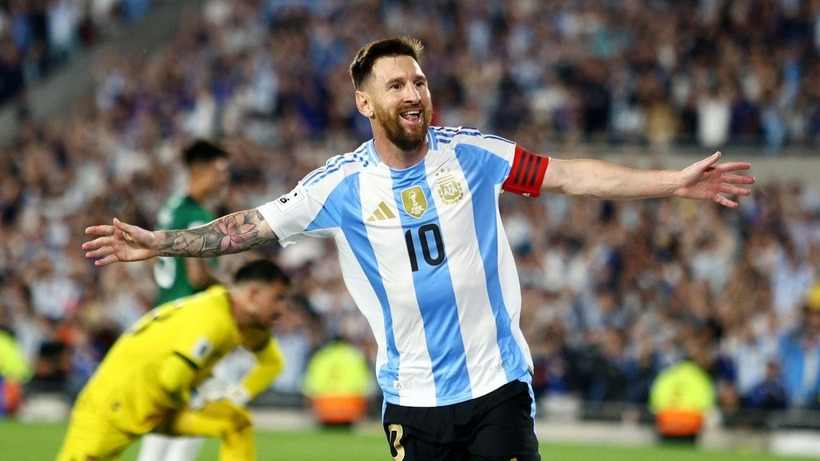 Messi cân bằng kỷ lục của Ronaldo và cú đúp kiến tạo trong ngày trở lại. Ảnh: CNN.