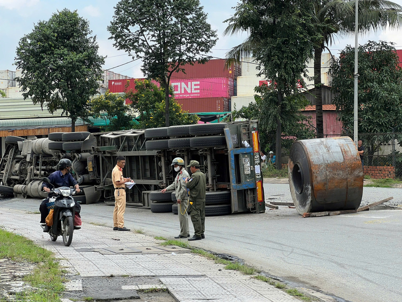 Chiếc xe chở cuộn tôn lật nhào. (Ảnh: Giao thông)