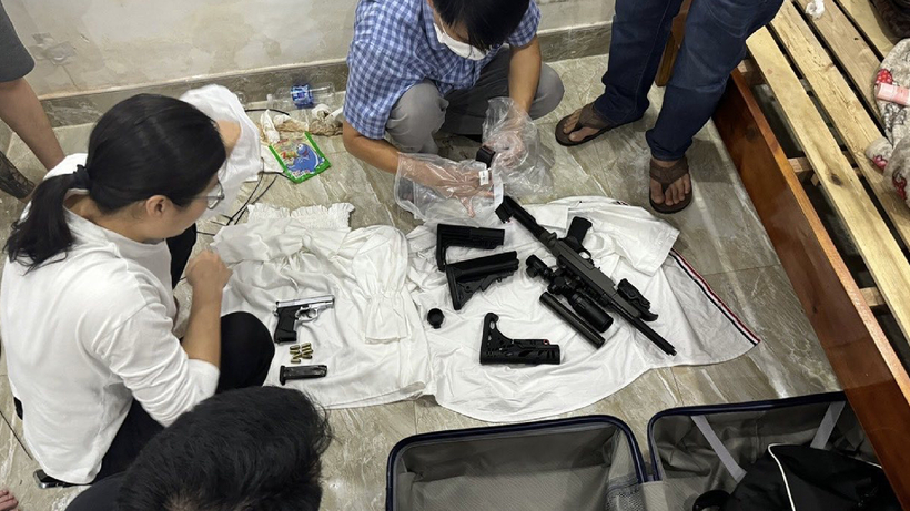 Cảnh sát kiểm tra tang vật. Ảnh: Vnexpress