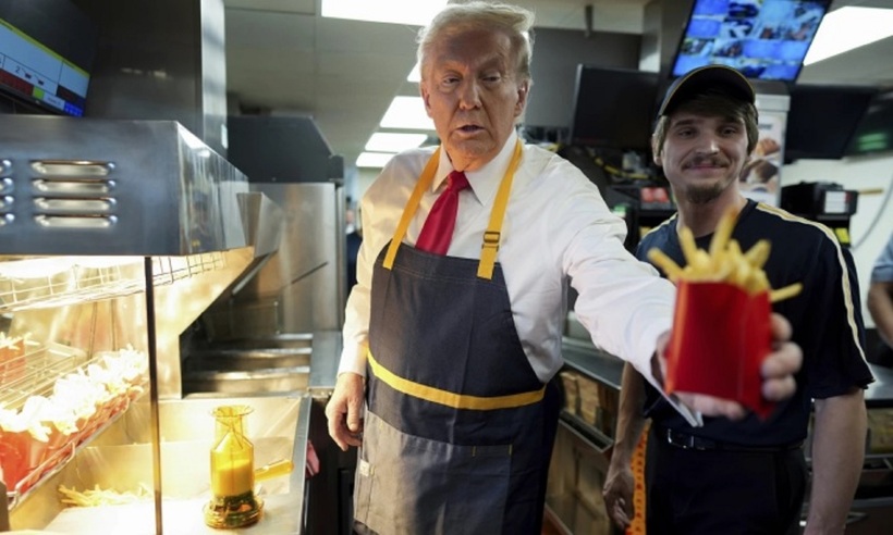 Cựu Tổng thống Mỹ Donald Trump &nbsp;trải nghiệm chiên khoai, giao đồ ăn tại cửa hàng Mc Donald's. Ảnh: Getty