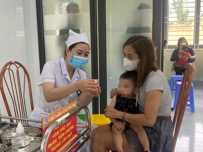 Phụ huynh ở thị xã Sơn Tây đưa trẻ đến tiêm vaccine phòng bệnh sởi. Ảnh: Sở Y tế Hà Nội.