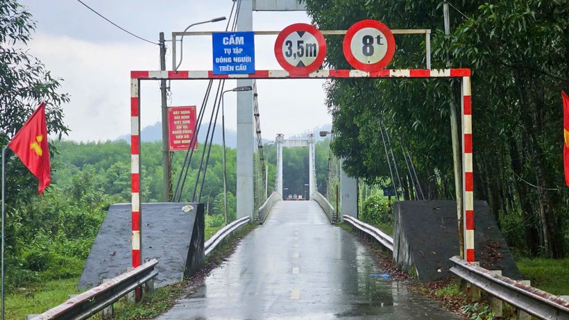 Qua nhiều năm, nhiều hạng mục cầu treo Bình Thành xuống cấp.