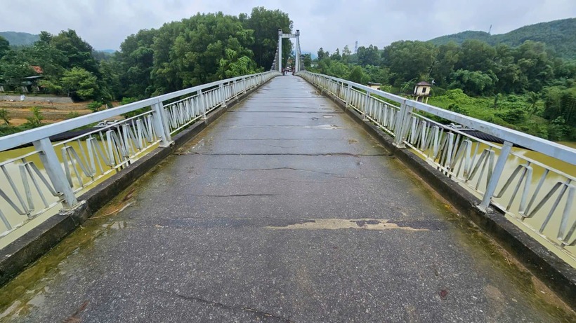Với thiết kế cầu treo dây cáp, có chiều dài gần 140m, rộng hơn 4m. Từ khi đưa vào sử dụng, công trình đóng vai trò quan trọng trong việc đi lại, phát triển kinh tế xã hội liên vùng.