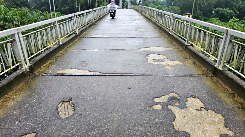 Cầu treo 23 năm tuổi ở Thừa Thiên Huế rệu rã, xuống cấp nghiêm trọng - 5