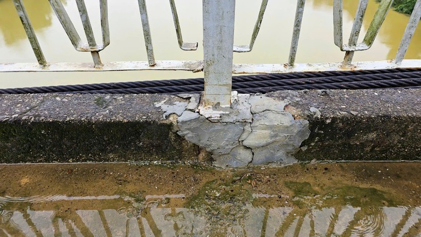 Cầu treo xuống cấp, trơ ra những thanh sắt ở mặt cầu.