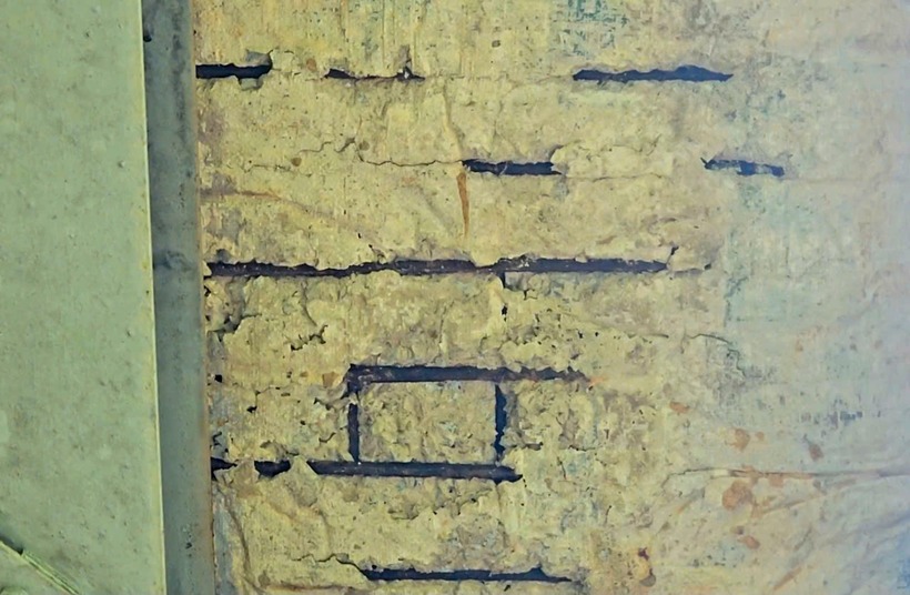 Những thanh sắt hoen rỉ lộ thiên