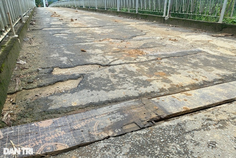 Mặt cầu xuất hiện những vết nứt.