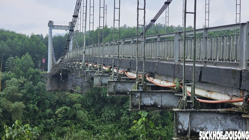 Sau thời gian dài đưa vào sử dụng, cây cầu này đã xuống cấp, hư hỏng