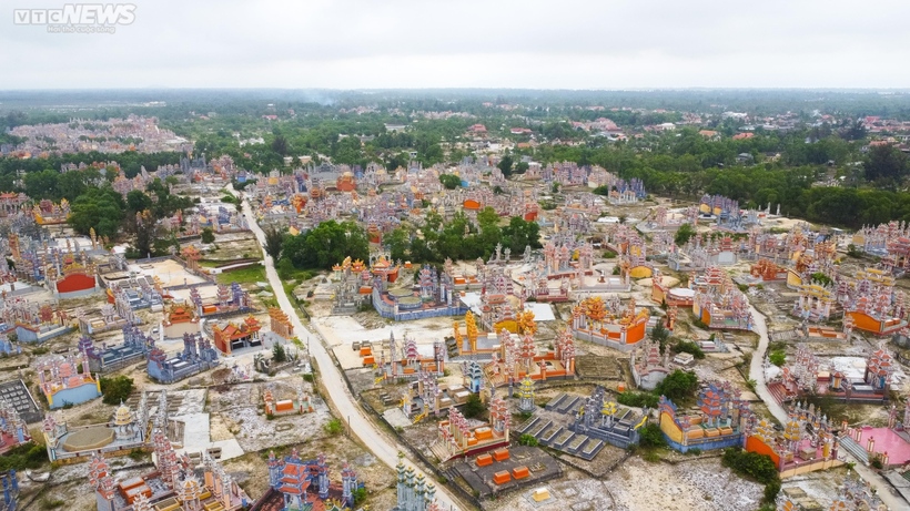 Hàng chục năm qua, khu nghĩa địa ở làng An Bằng (xã Vinh An, huyện Phú Vang, Thừa Thiên - Huế) nổi tiếng với những ngôi mộ bạc tỷ mọc nên như nấm. Khu nghĩa địa “siêu sang” này lại càng nổi tiếng hơn khi năm 2006 hãng tin Daily Mail của Vương quốc Anh bất ngờ cho đăng tải một chùm ảnh về nghĩa trang này với lời bình luận "một nghĩa trang kỳ lạ, đầy màu sắc và xa hoa" và gọi nó là "thành phố của những hồn ma".