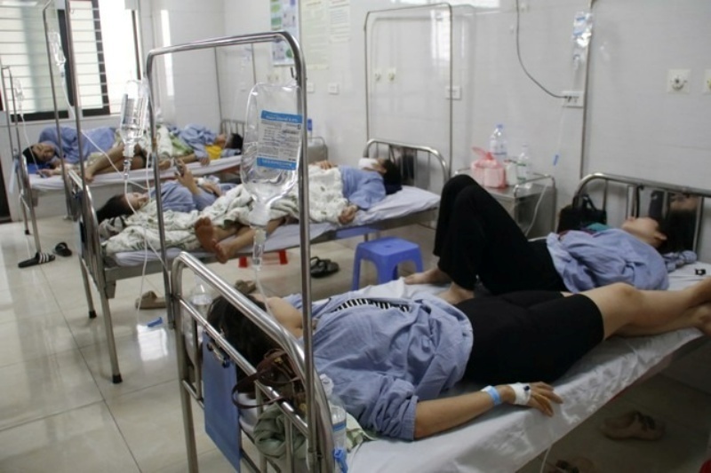 Hàng chục công nhân ở Bắc Giang phải nhập viện cấp cứu sau bữa liên hoan 20/10. Ảnh: Báo Tiền phong.