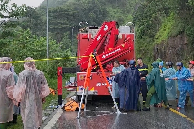 Cảnh sát kéo dây đưa hai người gặp nạn lên đèo. Ảnh: VnExpress