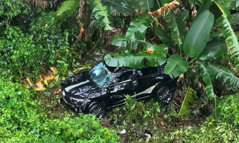 Chiếc ô tô con bị hư hỏng nặng. Ảnh: VnExpress