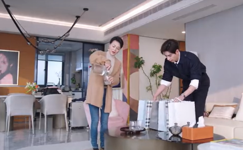 Hành Tri Chỉ gặp mặt mẹ của Tần Phỉ.