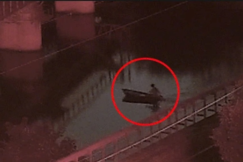 Người đàn ông chèo thuyền 3 giờ về trộm két sắt ở công ty. Ảnh: SCMP.