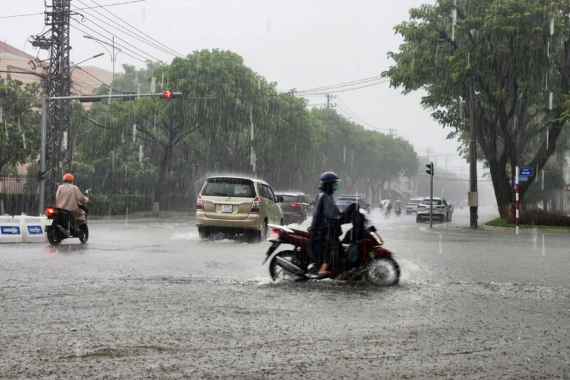 Dự báo ngày và đêm nay, các địa phương trong tỉnh và vùng biển có mưa vừa, có nơi mưa to đến mưa rất to và dông, với lượng mưa vùng núi phía Bắc phổ biến từ 20 - 50mm, có nơi trên 70mm, vùng núi phía Nam và vùng đồng bằng ven biển phổ biến từ 40 - 80mm, có nơi trên 120mm.