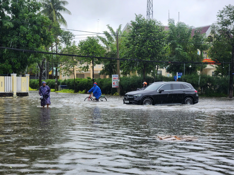 Quảng Nam: Mưa trắng trời, nhiều ô tô và xe máy "chết đuối" giữa biển nước - 7