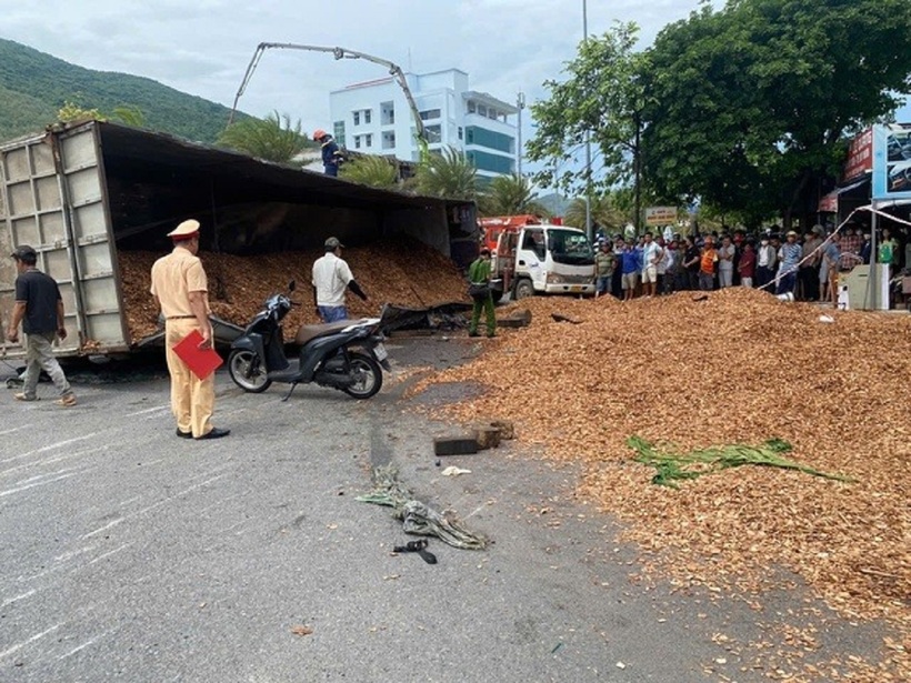 Hiện trường vụ lật xe tải chở dăm gỗ, 3 người tử vong ở Bình Định. Ảnh: Thanh Niên