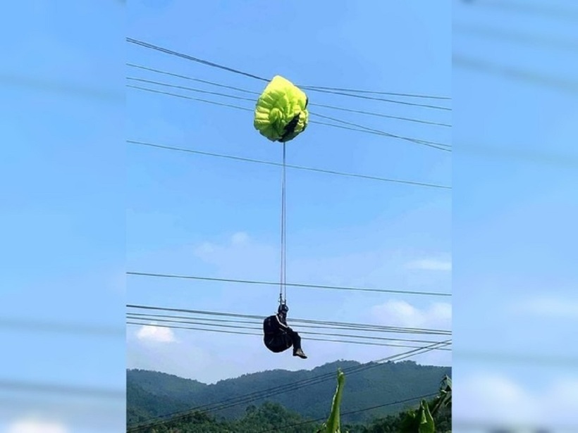 Người đàn ông nhảy dù mắc kẹt trên dây điện ở Hoà Bình. Ảnh: Tiền Phong