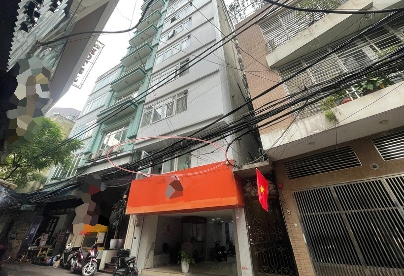 Căn phòng nơi phát hiện thi thể nạn nhân nằm ở tầng 2 của toà nhà. (Ảnh: SK&ĐS)