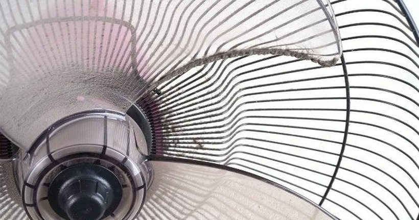 Sau một thời gian sử dụng, chúng ta thường thấy quạt bám đầy bụi bẩn, đặc biệt là ở cánh quạt và lồng quạt.