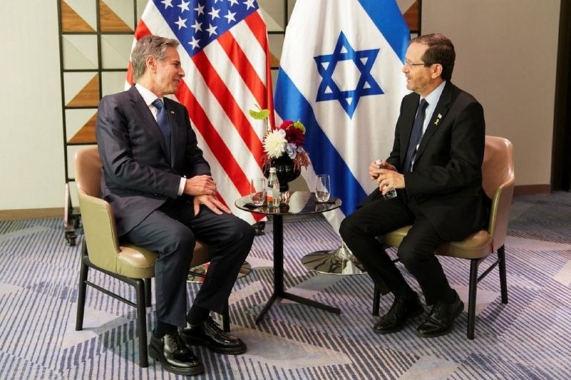 Ngoại trưởng Mỹ Antony Blinken gặp Tổng thống Israel Isaac Herzog. Ảnh Reuters.