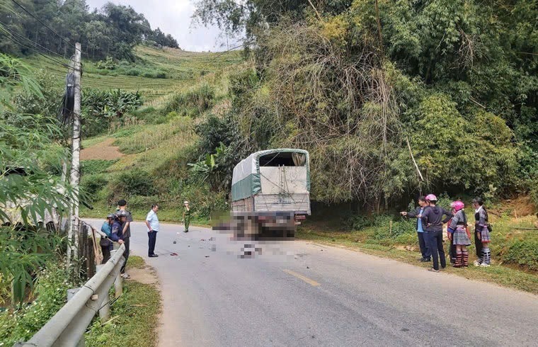 Vụ tai nạn khiến 1 người trên tử vong, 2 người còn lại bị thương, được người dân đưa đi cấp cứu. Ảnh: Lao Động