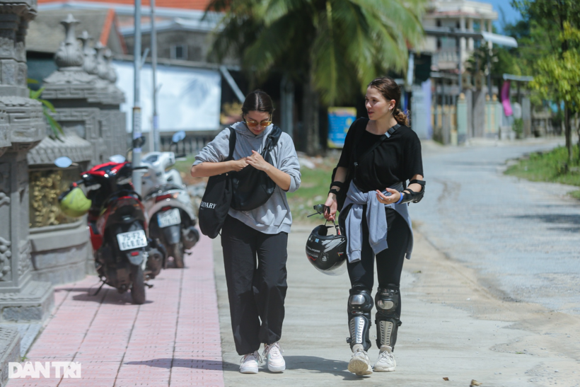 Nhiều du khách nước ngoài tìm đến làng An Bằng để khám phá và tìm hiểu về nét độc đáo của ngôi làng này.