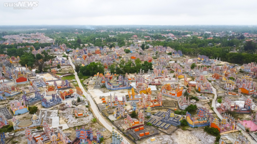 Từ trên cao nhìn xuống, nghĩa trang làng An Bằng trải dài trên những cồn cát trắng ven bờ biển Vinh An, với hàng nghìn ngôi mộ xa hoa san sát nhau. Kích thước các lăng mộ ở đây không đồng đều và mang đa dạng phong cách, nhưng điểm chung nổi bật là việc sử dụng các vật liệu đắt tiền, họa tiết tinh xảo, và hầu hết đều được khảm bằng sành, sứ.