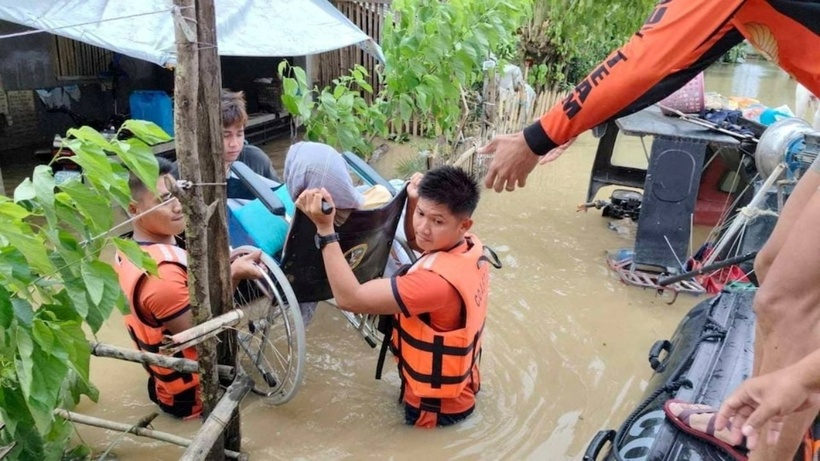 Lực lượng bảo vệ bờ biển Philippines giải cứu người dân sau khi nước lũ dâng cao do mưa lớn gây ra bởi bão nhiệt đới Trami tại Bicol vào ngày 23/10. Ảnh: Reuters