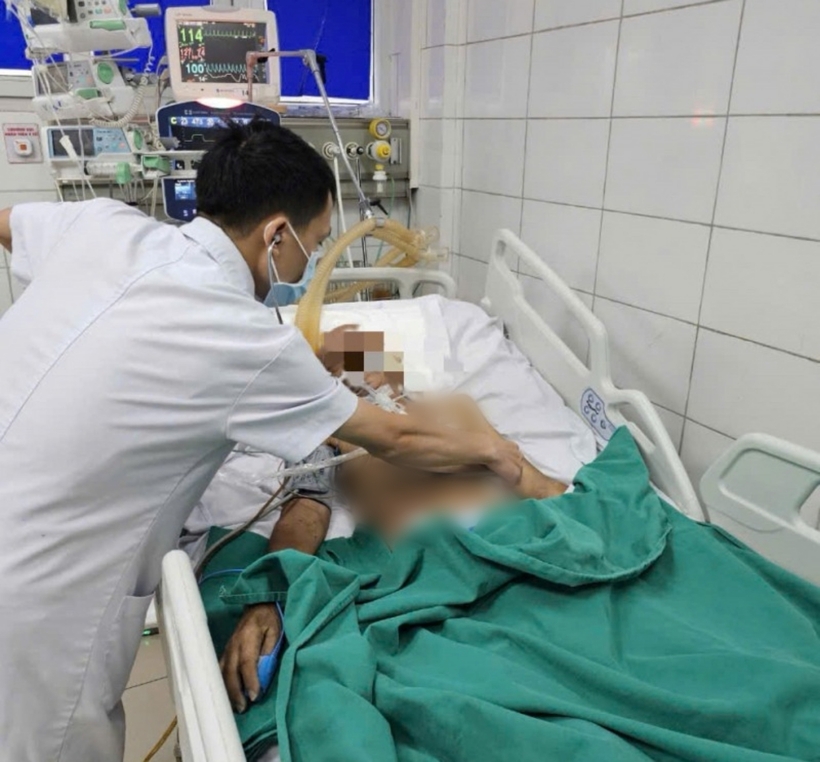 Bệnh nhân đang được điều trị tại Bệnh viện Bệnh Nhiệt đới Trung ương. Ảnh: Công An Nhân Dân