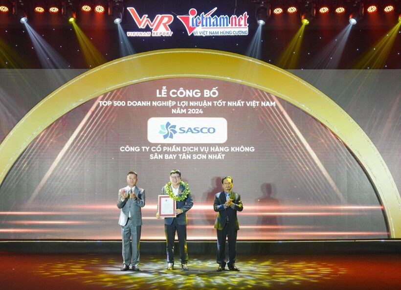 Ông Vũ Lê Quân, Chánh Văn phòng, Đại diện SASCO đón nhận TOP 500 doanh nghiệp có lợi nhuận tốt nhất năm 2024.