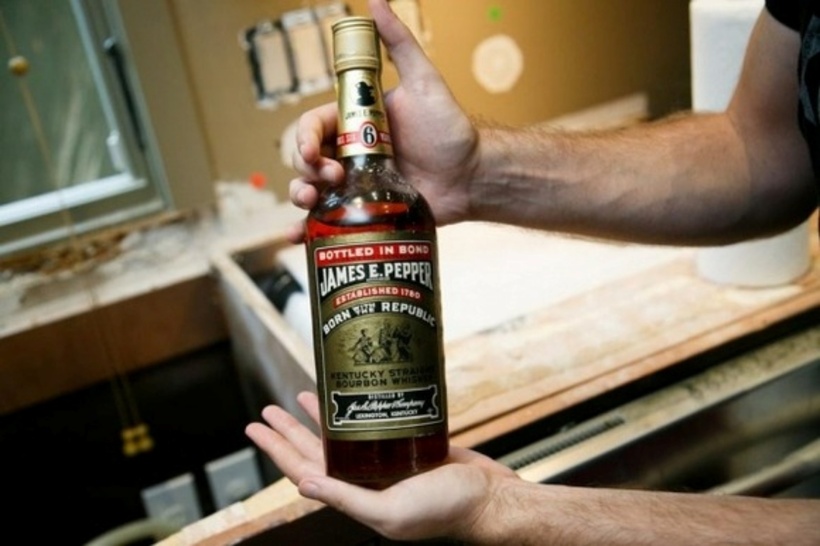 Người vợ tuyên bố sẽ trả lại "kho báu" cho chủ cũ nếu họ còn "ở đâu đó ngoài kia" nhưng vẫn giữ lại chai rượu làm "của riêng". Ảnh: Internet