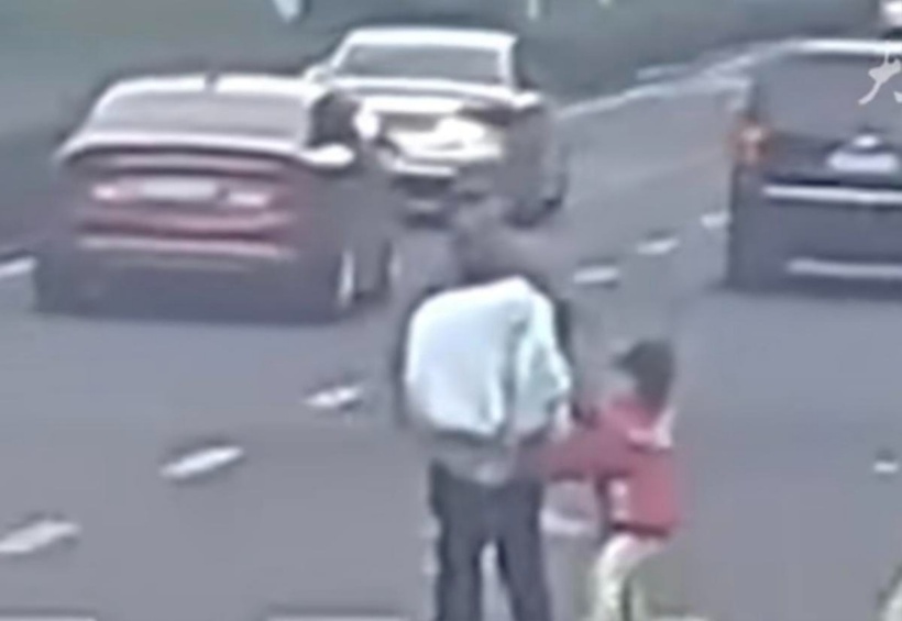 Cha ruột đẩy con gái 3 tuổi vào xe tải đang chạy. Ảnh: Saostar.