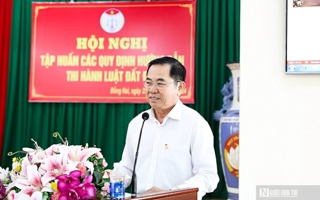 Chủ tịch Hội Luật gia Tp.Biên Hòa Dương Văn Tín trao đổi kinh nghiệm, kỹ năng tuyên truyền, tư vấn pháp luật về đất đai với các đại biểu.