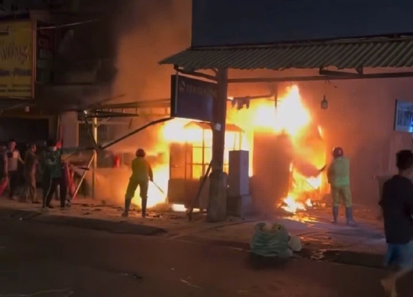 Người dân dùng bình cứu hỏa mini để dập lửa. Ảnh: Dân Trí