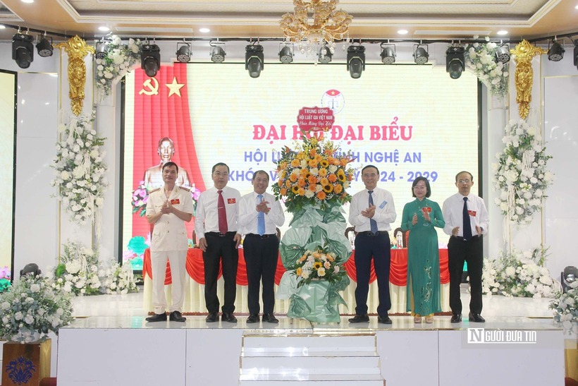 Chủ tịch Hội Luật gia Việt Nam trao tặng lẵng hoa chúc mừng Đại hội đại biểu Hội Luật gia tỉnh Nghệ An lần thứ VIII tổ chức thành công.