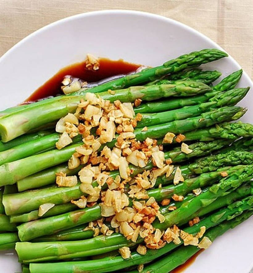 Nên chẻ măng ra để nấu sẽ thấm gia vị nhiều hơn. Ảnh minh họa