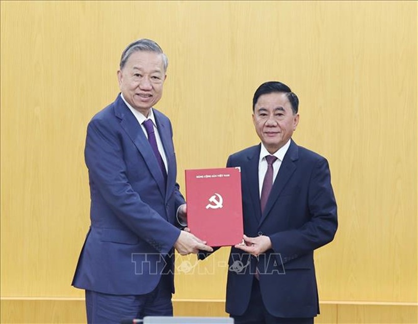 Tổng Bí thư Tô Lâm trao Quyết định của Bộ Chính trị phân công đồng chí Trần Cẩm Tú, Uỷ viên Bộ Chính trị, Bí thư Trung Đảng, Chủ nhiệm Uỷ ban Kiểm tra Trung ương giữ chức Thường trực Ban Bí thư, Chủ nhiệm Uỷ ban Kiểm tra Trung ương. Ảnh: Thống Nhất/TTXVN